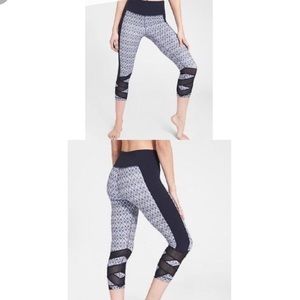Athleta mantra print Capri